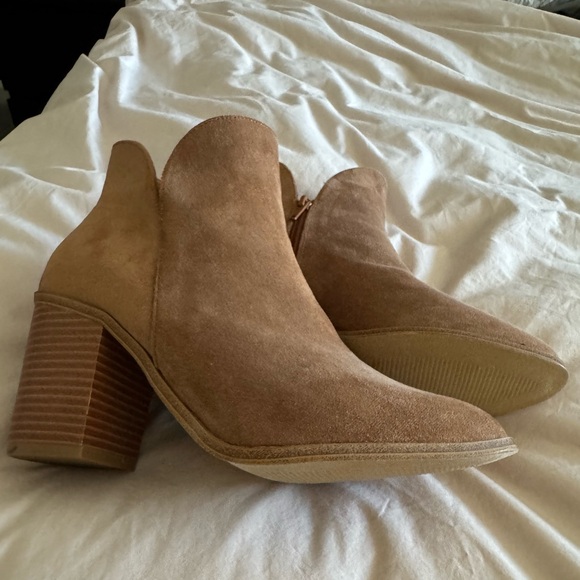 Lulus Tan Suede Booties- new without tags - Picture 8 of 9